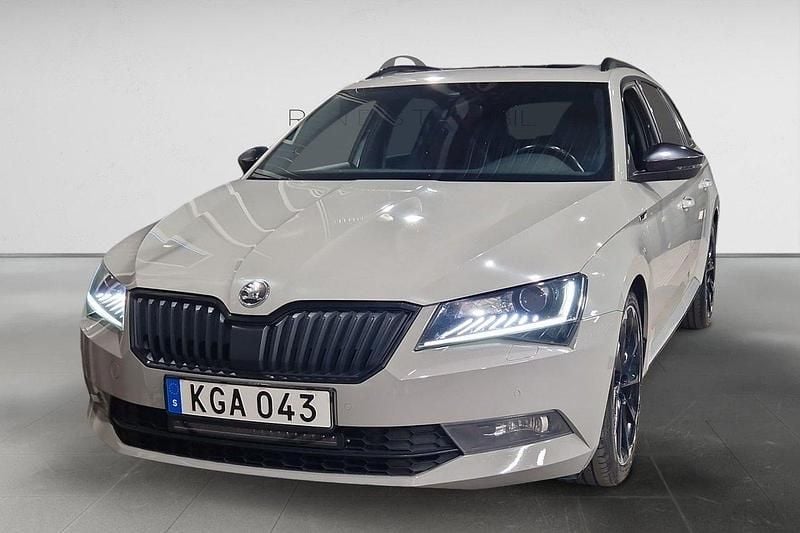 Grå Begagnad 2018 Skoda Superb SportLine Kombi | 199 900 kr (Lite dyr) - Bild 1/3