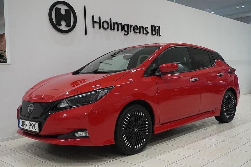 Röd Begagnad 2022 Nissan Leaf N-Connecta Halvkombi | 169 900 kr (Marknadspris) - Bild 1/4