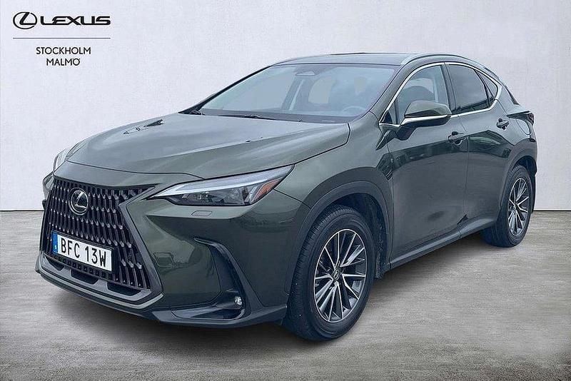 Grön Begagnad 2025 Lexus NX450h+ Business Edition SUV | 579 000 kr (Bra pris) - Bild 1/4