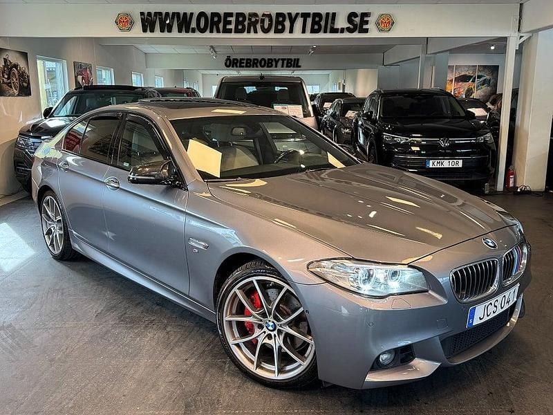 Grå Begagnad 2015 BMW 530 M Sport Sedan | 209 900 kr (Marknadspris) - Bild 1/4