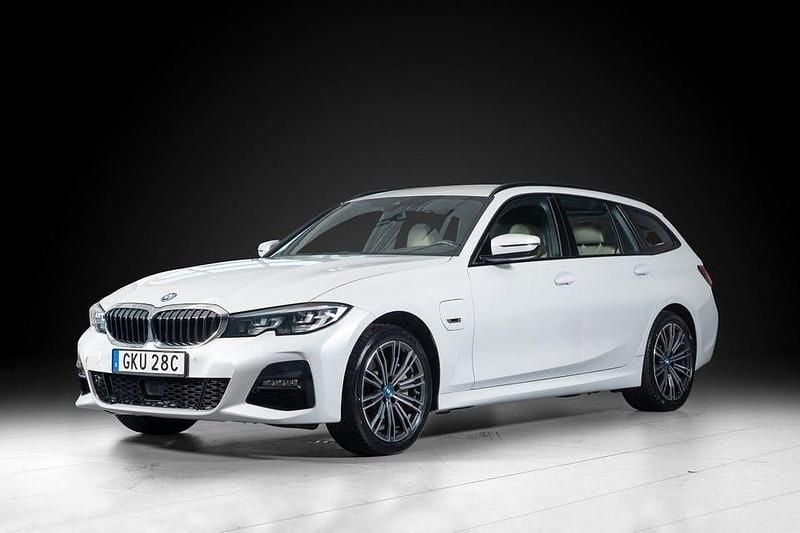 Vit Begagnad 2022 BMW 330 M Sport Kombi | 329 000 kr (Dyr) - Bild 1/4