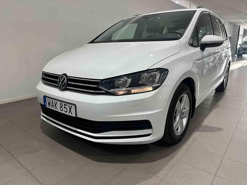 Vit Begagnad 2023 VW Touran Minibuss | 329 500 kr (Marknadspris) - Bild 1/1