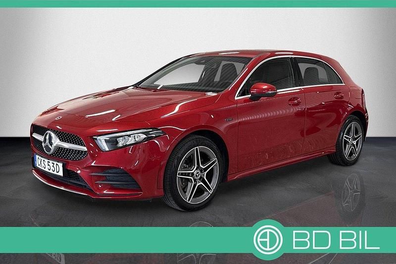 Röd Begagnad 2021 Mercedes A250 AMG Halvkombi | 294 900 kr (Marknadspris) - Bild 1/3