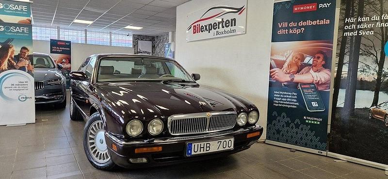 Mörkröd Begagnad 1995 Jaguar XJ Sedan | 129 900 kr - Bild 1/4