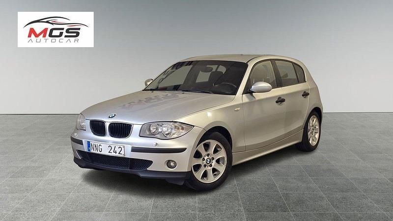 Ljusgrå (grå) Begagnad 2007 BMW 116 Advantage Halvkombi | 37 900 kr (Marknadspris) - Bild 1/4