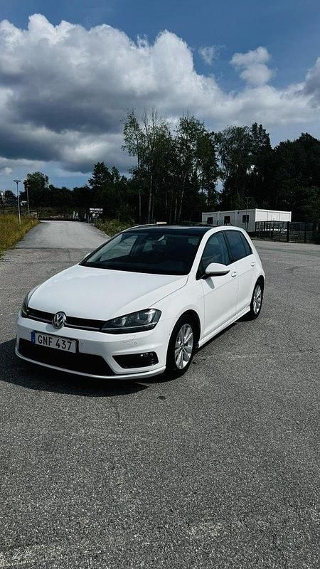 Vit Begagnad 2015 VW Golf VII R-line Halvkombi | 149 900 kr (Lite dyr) - Bild 1/4