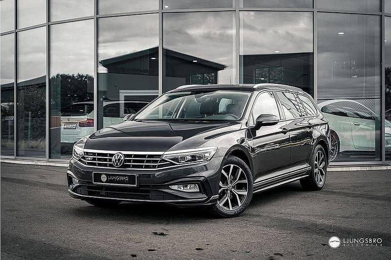 Mörkgrå Begagnad 2021 VW Passat R-line Kombi | 269 900 kr (Marknadspris) - Bild 1/4