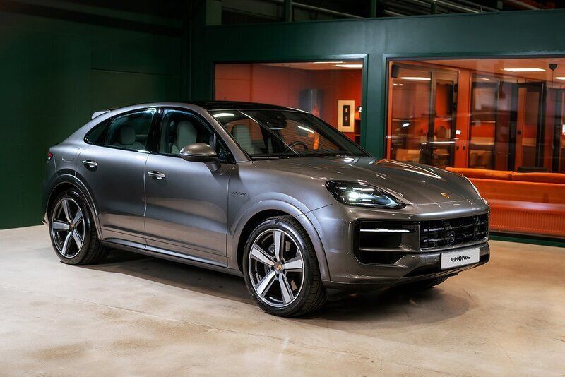 Mörkgrå Begagnad 2023 Porsche Cayenne SUV | 1 269 900 kr (Marknadspris) - Bild 1/4