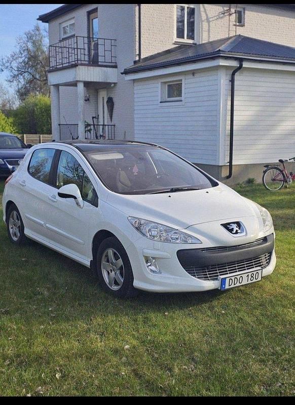 Vit Begagnad 2010 Peugeot 308 Halvkombi | 48 000 kr (Marknadspris) - Bild 1/4