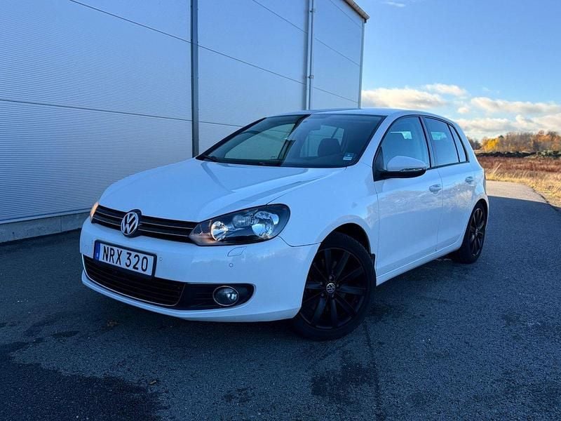 Vit Begagnad 2010 VW Golf VI Edition Halvkombi | 59 900 kr (Marknadspris) - Bild 1/4