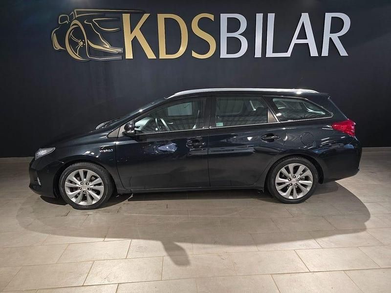 Svart Begagnad 2014 Toyota Auris Touring Sports Executive Kombi | 139 900 kr (Marknadspris) - Bild 1/4