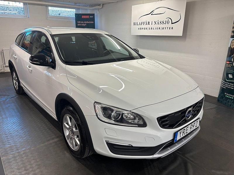 Vit Begagnad 2017 Volvo V60 CC Momentum Kombi | 138 900 kr (Marknadspris) - Bild 1/4