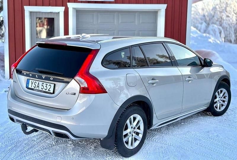 Begagnad Volvo V60 CC Momentum 190 HK (139 kW) 2018 Brun Kombi