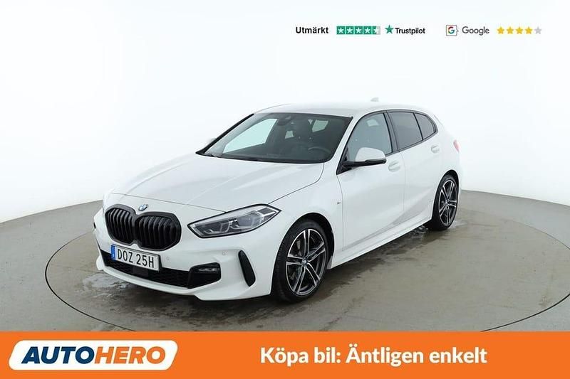 Vit Begagnad 2021 BMW 118 M Sport Halvkombi | 277 000 kr (Lite dyr) - Bild 1/4