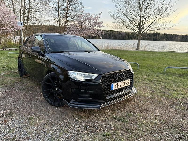 Svart Begagnad 2017 Audi A3 Sportback Design Halvkombi | 229 000 kr (Lite dyr) - Bild 1/4