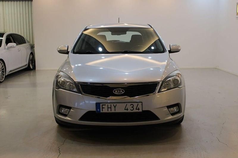 Begagnad Kia Ceed 116 HK (85 kW) 2010 Silver Halvkombi