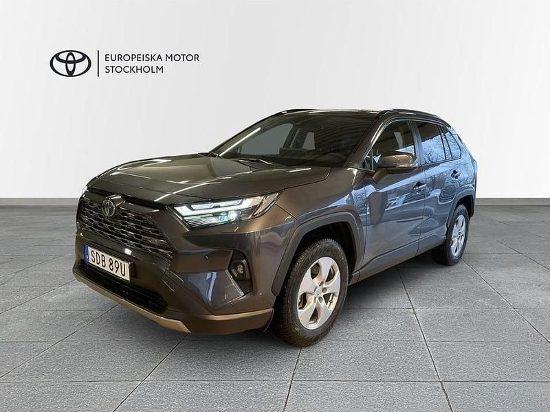 Grå Begagnad 2025 Toyota RAV4 Hybrid Executive SUV | 489 900 kr (Marknadspris) - Bild 1/4