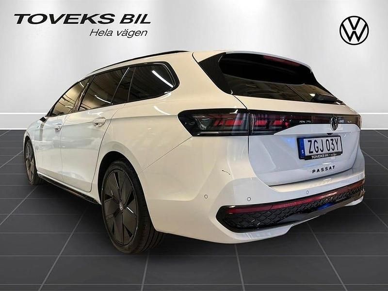 Begagnad VW Passat R-line 193 HK (141 kW) 2024 Pure white Kombi