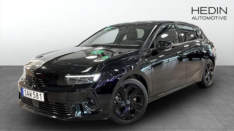 Svart (black) Begagnad 2022 Opel Astra GS Line Halvkombi | 269 900 kr (Bra pris) - Bild 1/4