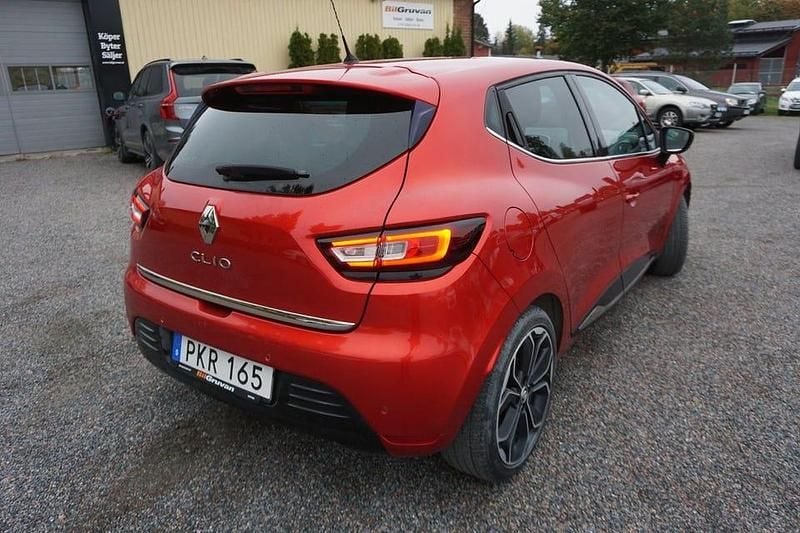 Begagnad Renault Clio IV Intens 90 HK (66 kW) 2017 Röd Halvkombi
