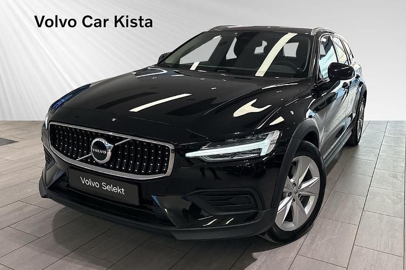 Begagnad Volvo V60 CC Core 200 HK (147 kW) 2023 Svart Kombi
