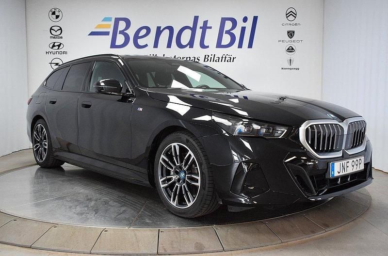 Svart Begagnad 2024 BMW i5 M Sport Sedan | 659 500 kr - Bild 1/3