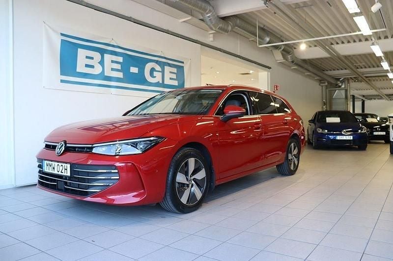Röd Begagnad 2024 VW Passat Business Kombi | 359 900 kr (Marknadspris) - Bild 1/4