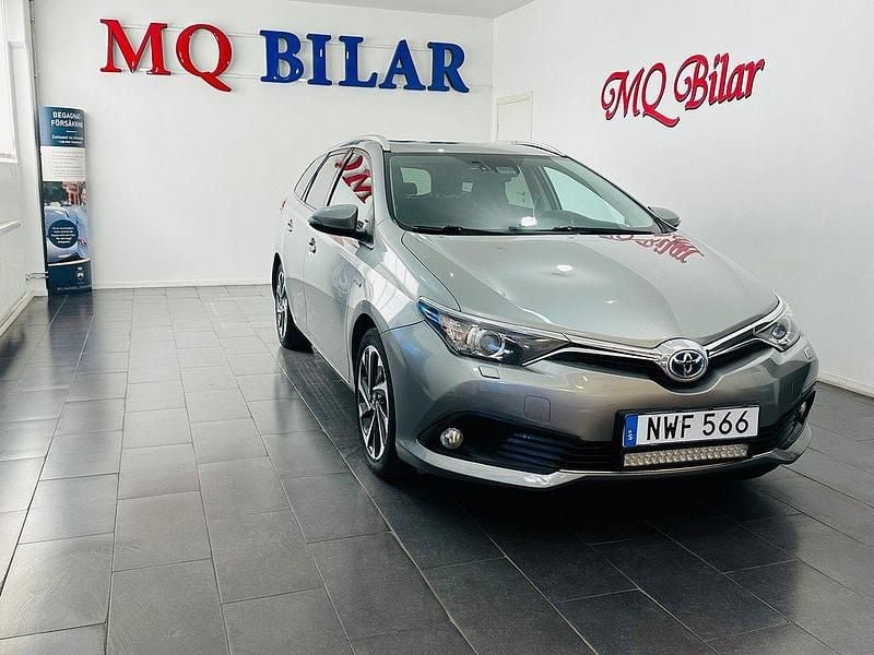 Ljusgrå Begagnad 2015 Toyota Auris Touring Sports Kombi | 129 900 kr (Marknadspris) - Bild 1/4