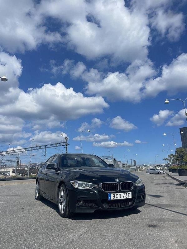 Svart Begagnad 2013 BMW 330 Comfort Edition Sedan | 188 500 kr - Bild 1/4