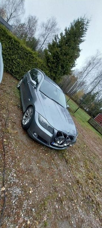 Grå Begagnad 2009 BMW 325 Comfort Edition Kombi | 55 000 kr (Superpris) - Bild 1/3