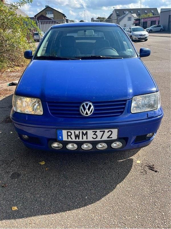 Blå Begagnad 2001 VW Polo Comfortline Halvkombi | 9 500 kr - Bild 1/4