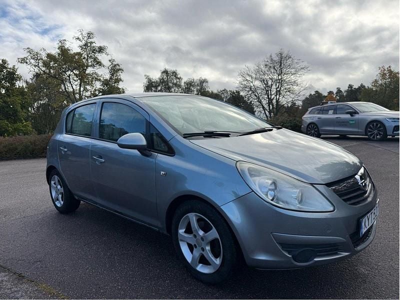 Grå Begagnad 2010 Opel Corsa Enjoy Halvkombi | 39 900 kr (Marknadspris) - Bild 1/4