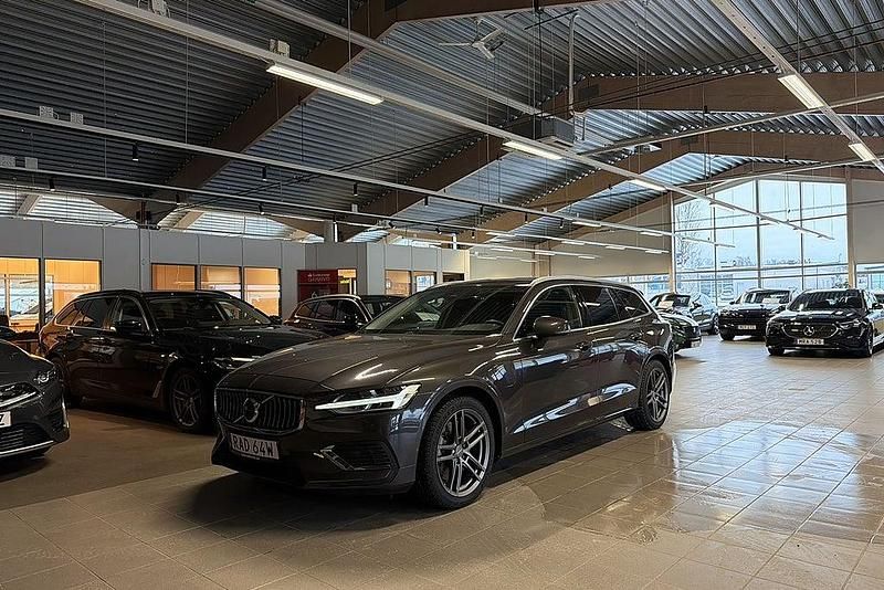 Grå Begagnad 2022 Volvo V60 Kombi | 374 900 kr (Marknadspris) - Bild 1/4