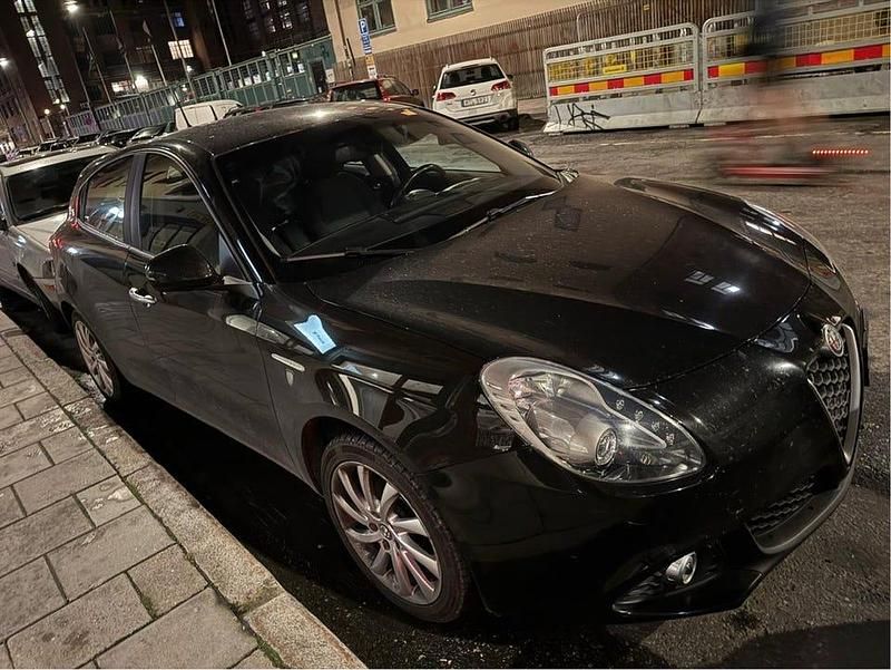 Svart Begagnad 2017 Alfa Romeo Giulietta Super Halvkombi | 109 000 kr - Bild 1/4