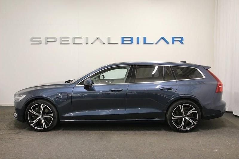 Begagnad Volvo V60 Ultimate 350 HK (257 kW) 2023 Denim blue metallic Kombi