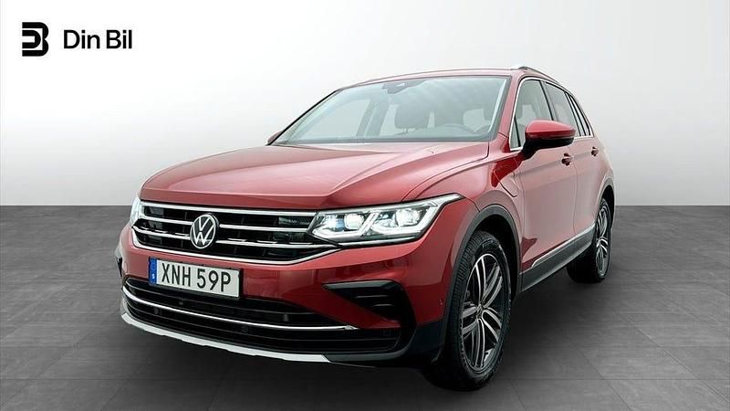 Kings red metallic Begagnad 2023 VW Tiguan Elegance SUV | 379 900 kr (Marknadspris) - Bild 1/4