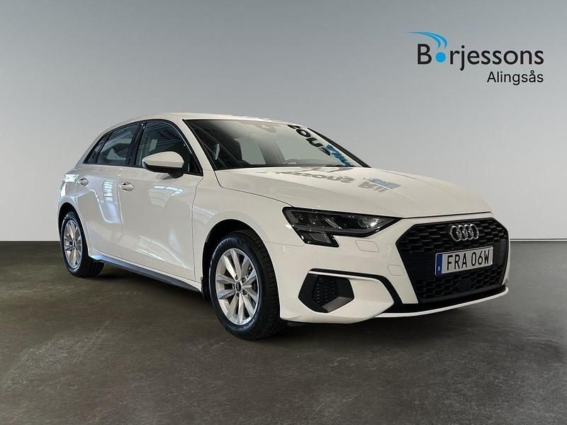 Vit Begagnad 2023 Audi A3 Sportback Proline Halvkombi | 279 900 kr (Marknadspris) - Bild 1/4