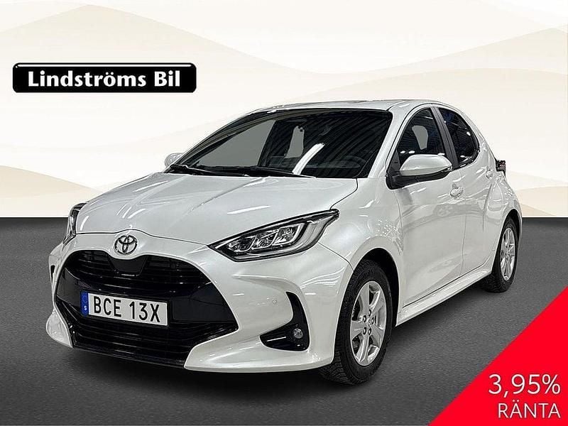 Vit Begagnad 2025 Toyota Yaris Hybrid Style Halvkombi | 299 000 kr (Lite dyr) - Bild 1/3