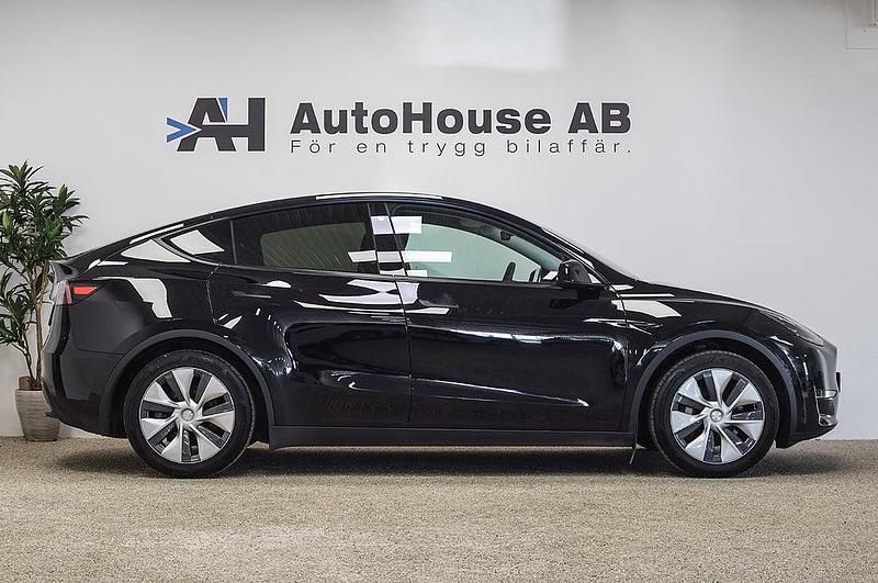 Begagnad Tesla Model Y Long Range AWD 378 kW (514 HK) 2023 Svart SUV