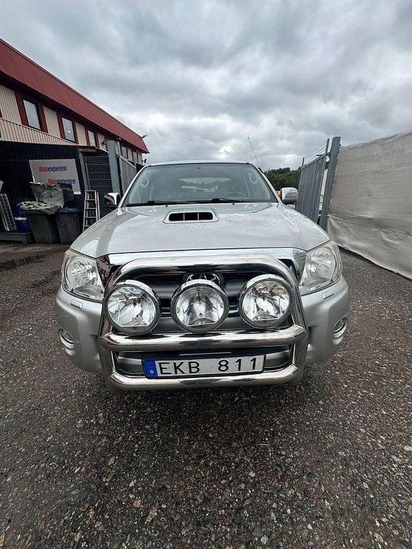 Grå Begagnad 2011 Toyota HiLux Pickup | 169 000 kr (Bra pris) - Bild 1/4