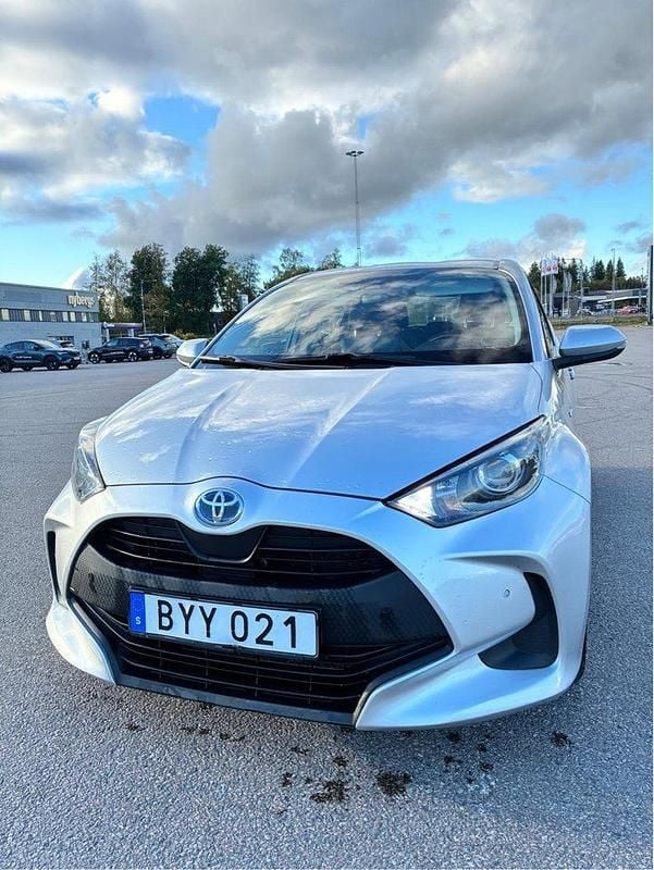 Silver Begagnad 2020 Toyota Yaris Hybrid Active Halvkombi | 169 000 kr (Marknadspris) - Bild 1/4