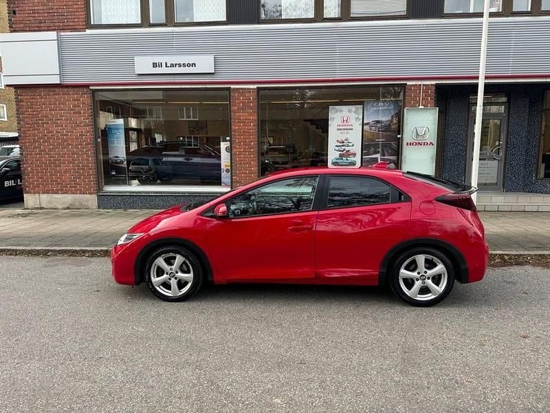 Röd Begagnad 2015 Honda Civic Lifestyle Halvkombi | 142 000 kr (Marknadspris) - Bild 1/4
