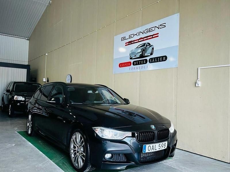 Svart Begagnad 2013 BMW 320 M Sport Kombi | 149 900 kr (Dyr) - Bild 1/4