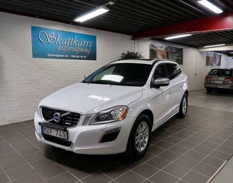 Vit Begagnad 2012 Volvo XC60 R-Design SUV | 94 000 kr (Bra pris) - Bild 1/4