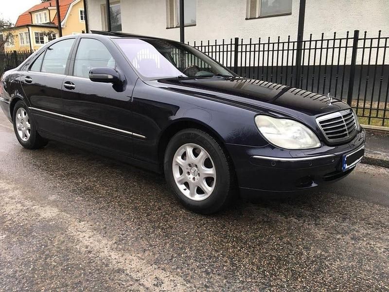 Begagnad Mercedes S500 306 HK (225 kW) 2002 Mycket fin mörkblå i bra skick Sedan