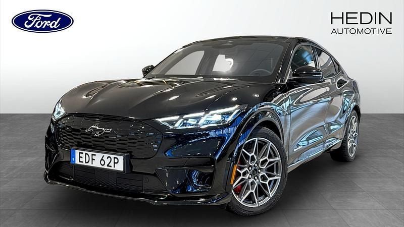 Svart Begagnad 2025 Ford Mustang Mach-E GT SUV | 809 900 kr - Bild 1/4