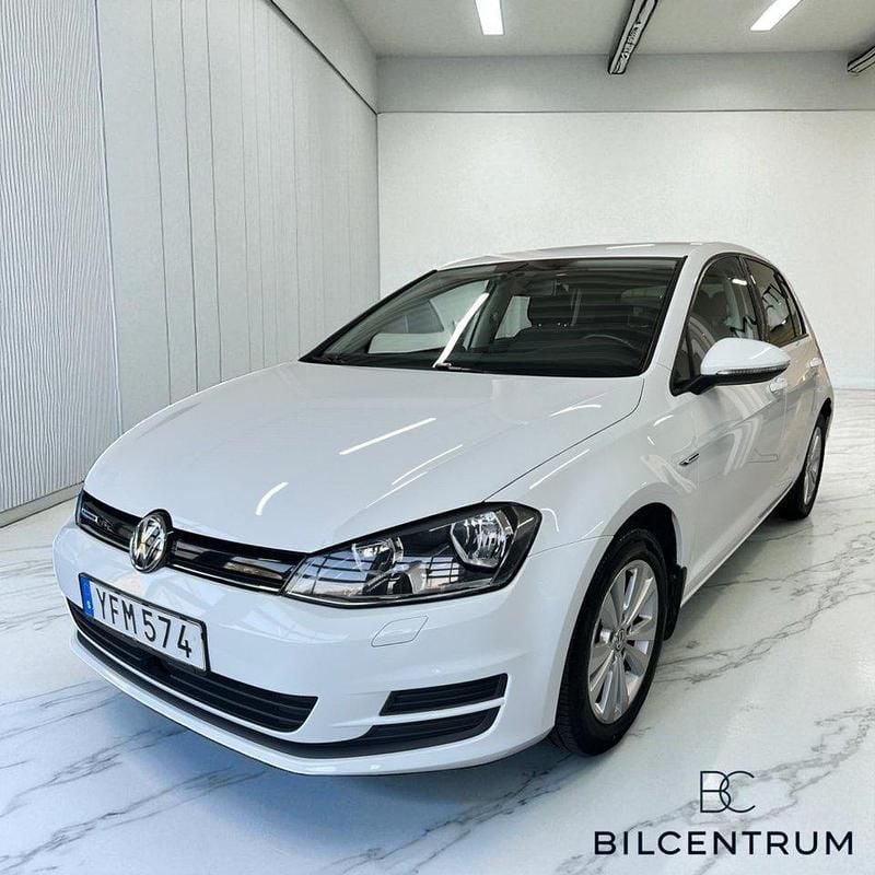 Vit Begagnad 2017 VW Golf VII Halvkombi | 149 900 kr (Superpris) - Bild 1/4