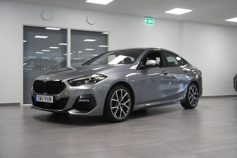 Grå Begagnad 2021 BMW 218 M Sport Sportkupé | 279 800 kr (Marknadspris) - Bild 1/4