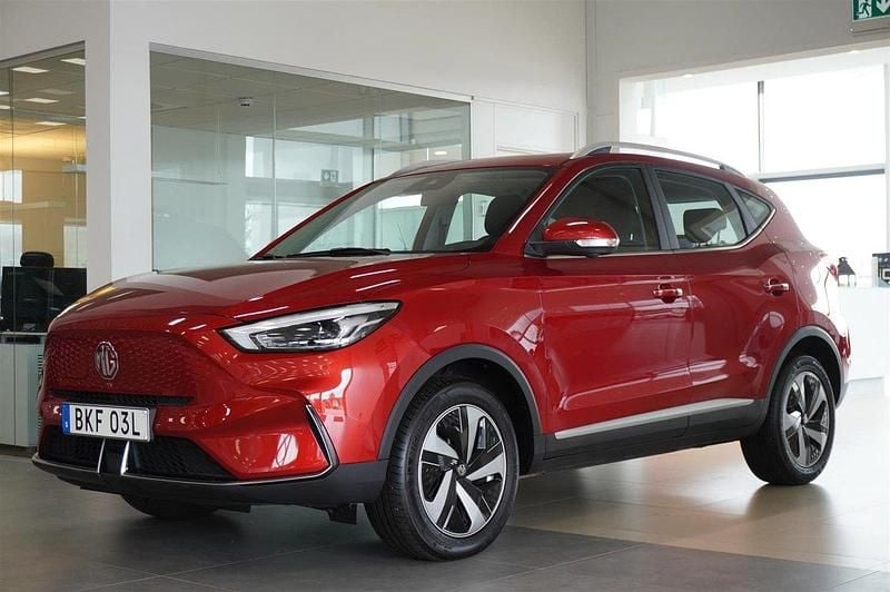 Röd (diamond red) Begagnad 2021 MG ZS Luxury Sedan | 239 900 kr (Superpris) - Bild 1/4
