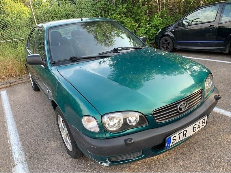 Begagnad Toyota Corolla 97 HK (71 kW) 2001 Grön Halvkombi
